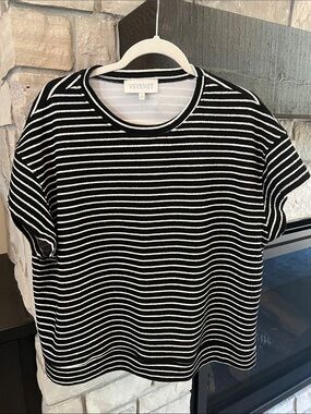 Veveret sz large Black & White Striped Tee
